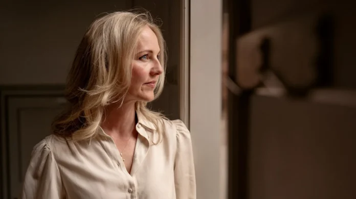 Women in white shirt looking towards the right