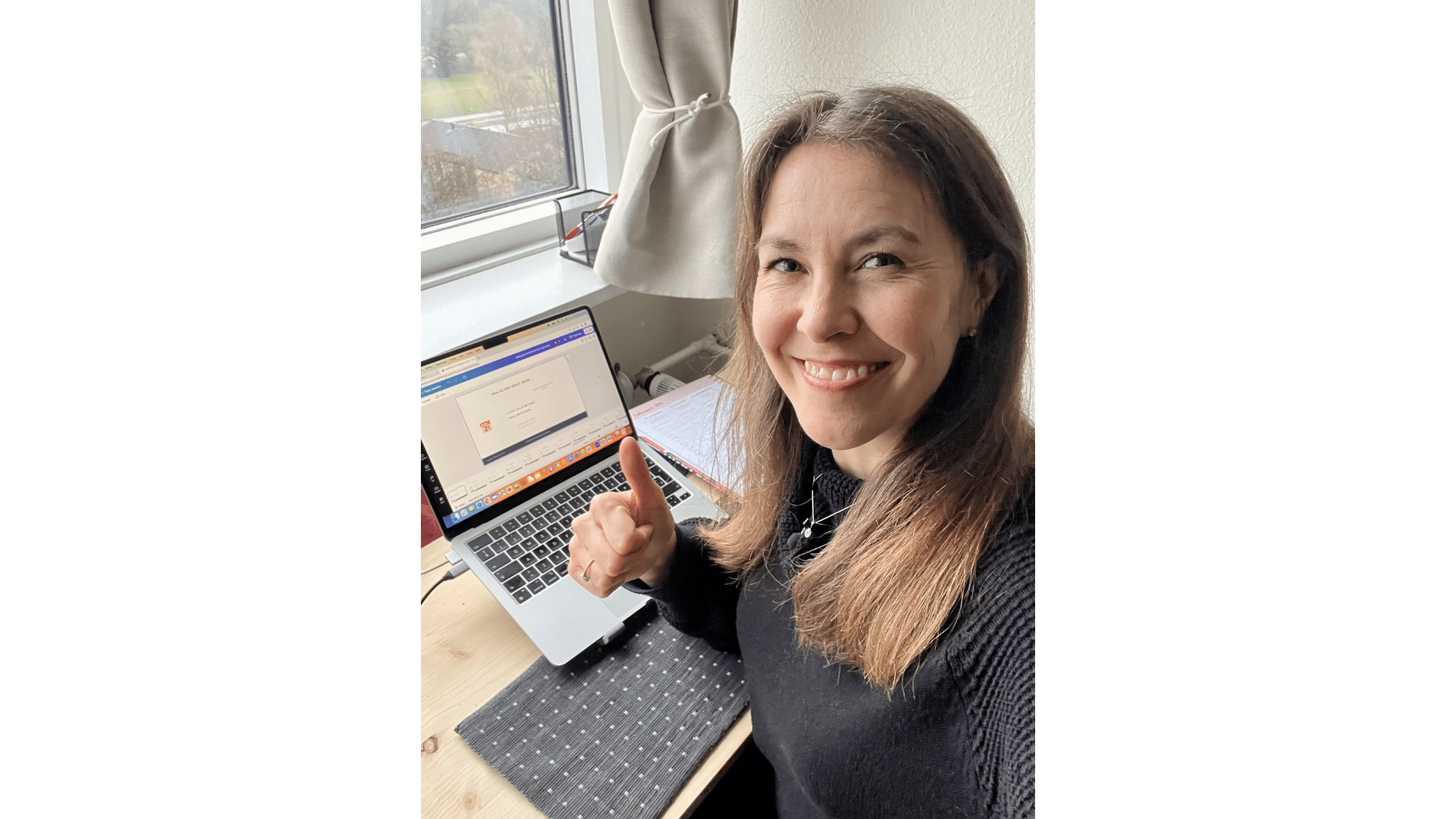 Sigga Hansen with thumbs up