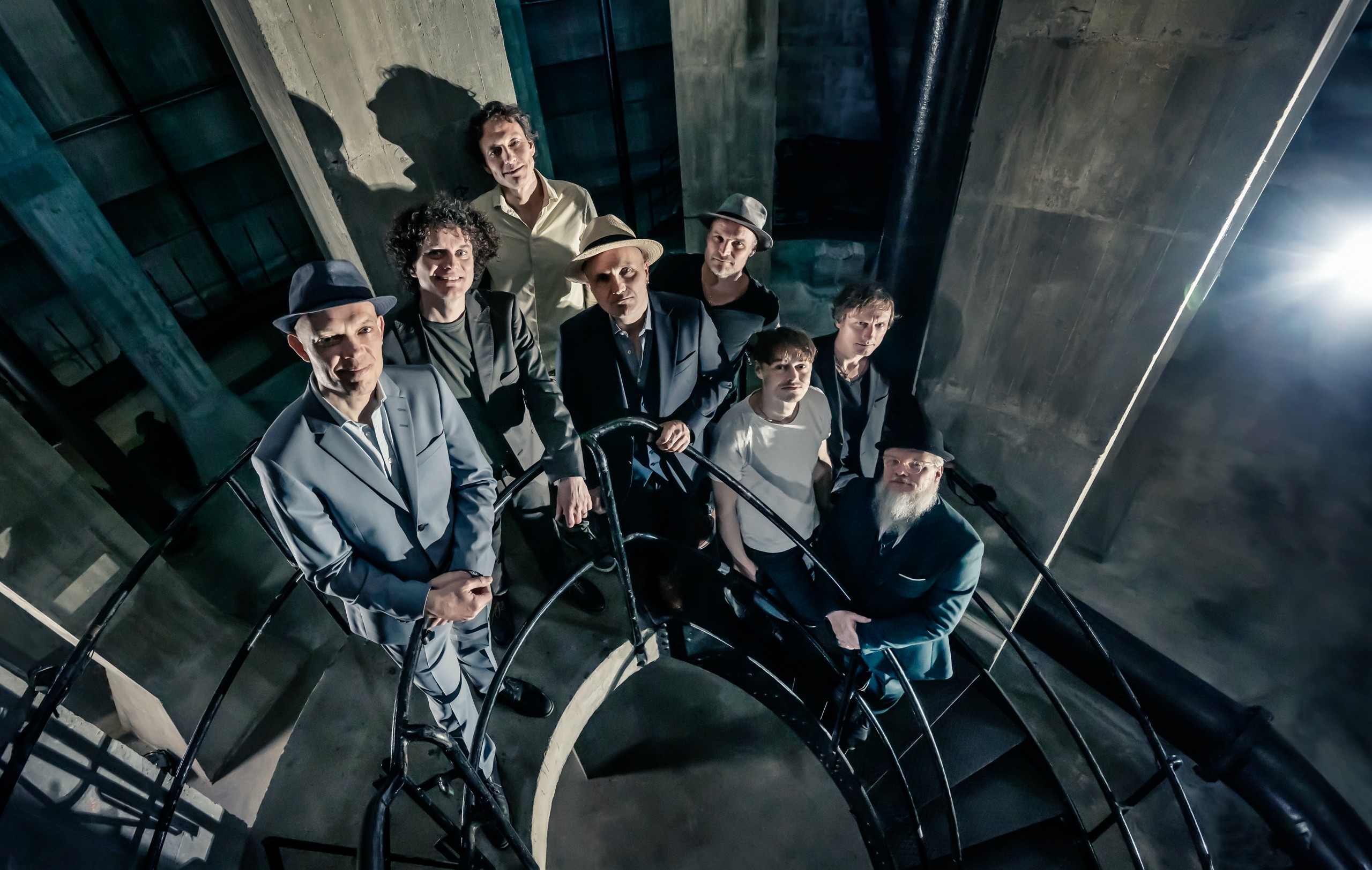 Metal band in a lift cover