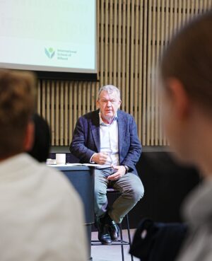 Lars4 Man listening to an audience