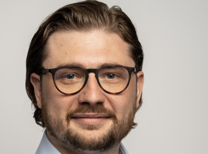 Romanian Entrepreneurship Passport size image of a man in glasses and white shirt