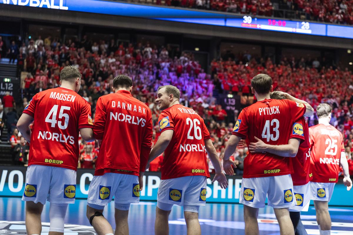 4 Danish handball players in red & white clothes