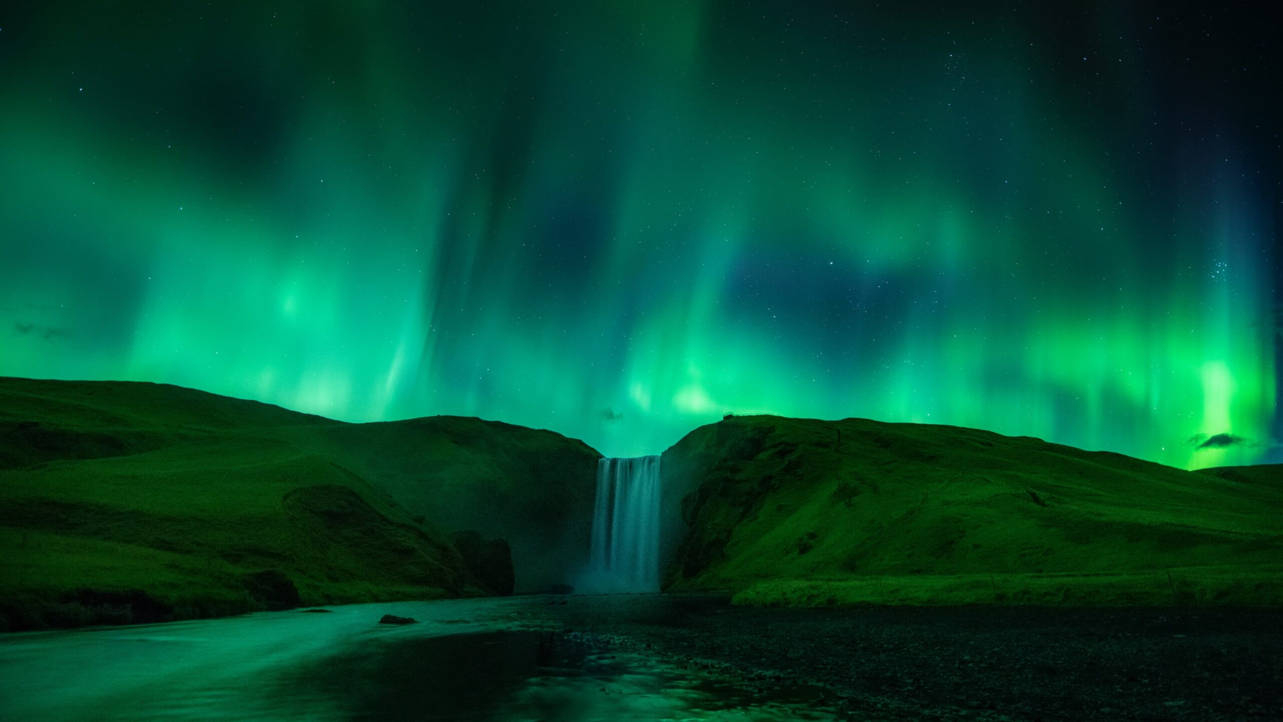 Northern lights in green over mountains