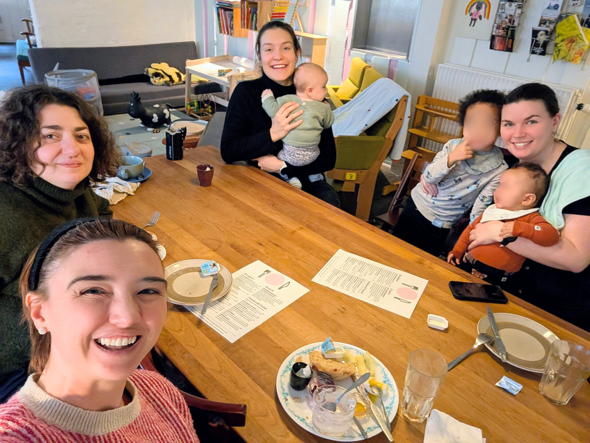 ParentLab_SweetSurrenderMeetup. Credits : Carly Spring Group of mom's with their babies